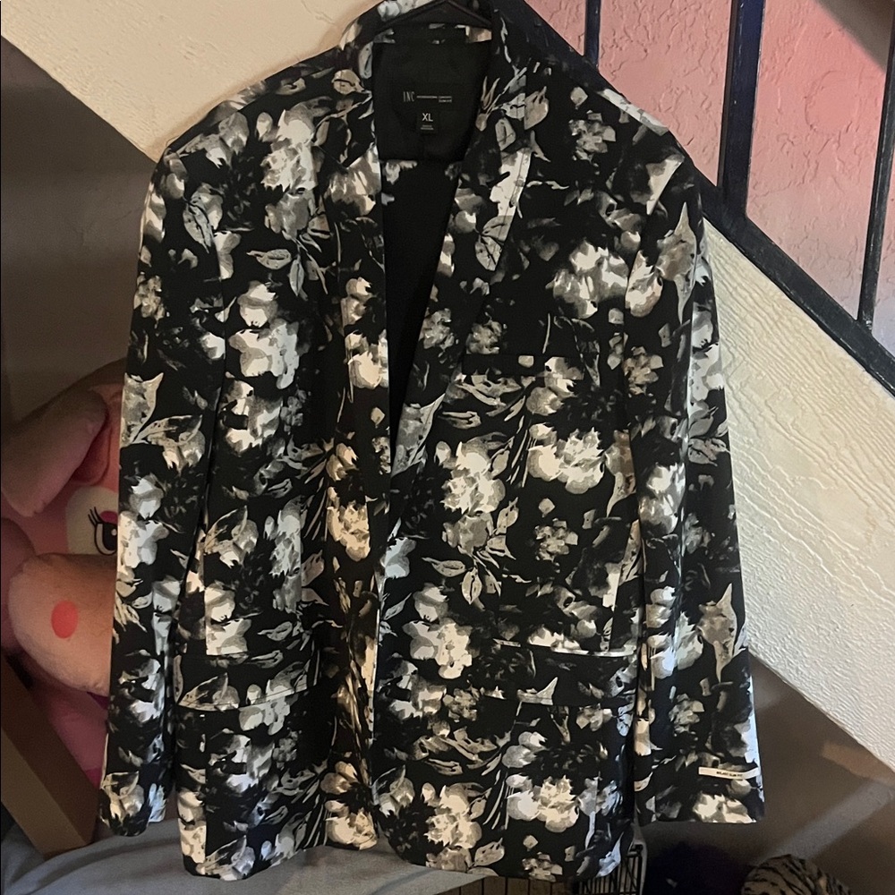 INC International Concepts Black and White Floral 2pc Suit